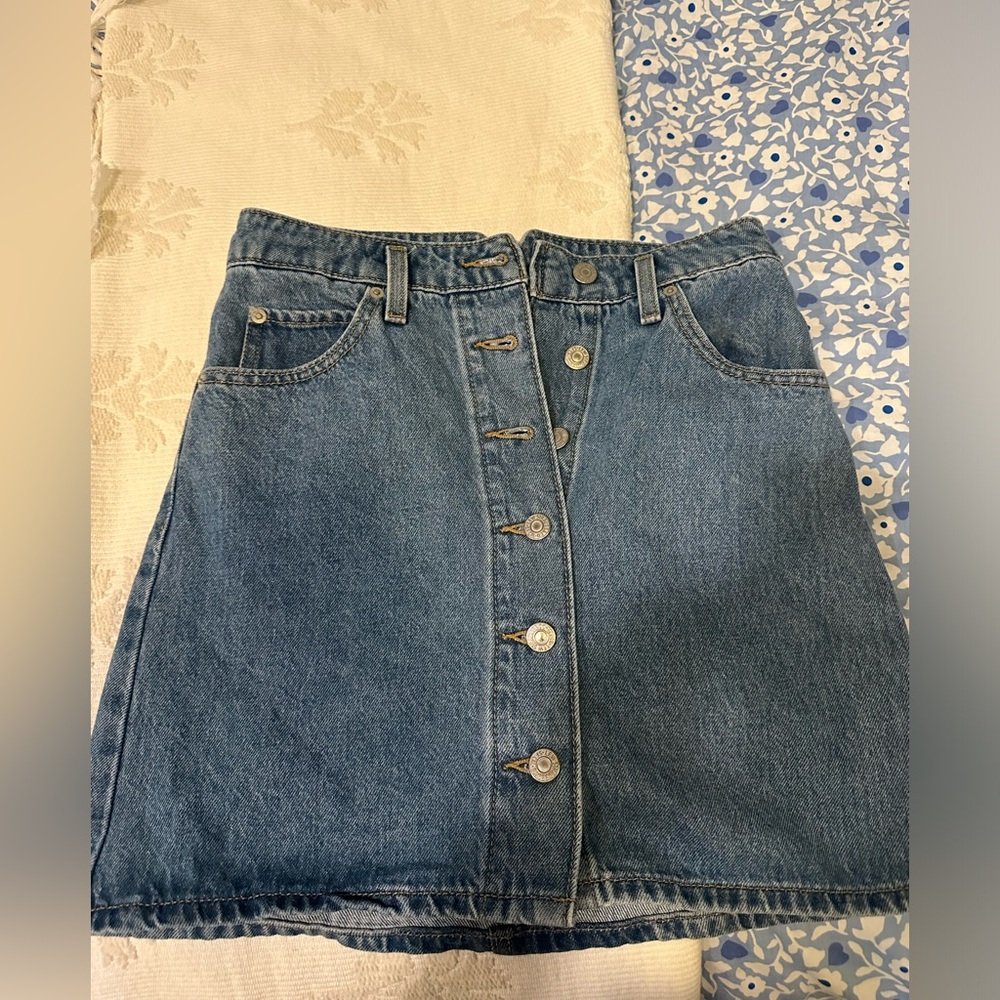 Levi’s Women’s High Waisted Button Front Mini Denim Skirt Sz 25